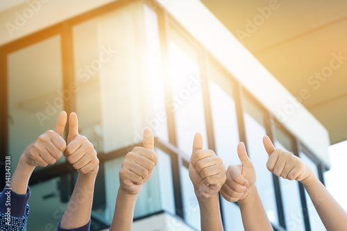 Φωτογραφία Many people congratulate a winner and holding their thumbs up