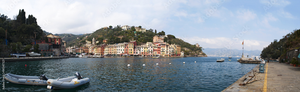 Italia, 16/03/2017: vista del porto e della baia di Portofino, villaggio di pescatori famoso per il pittoresco porto e le sue case colorate