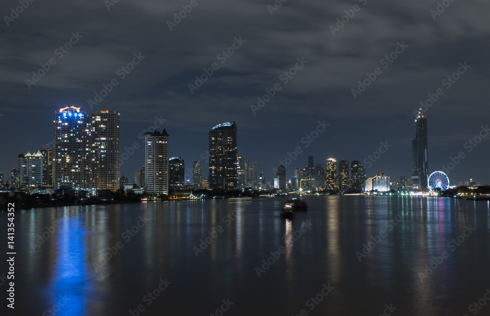 Obraz premium Night city river view with reflection in water.