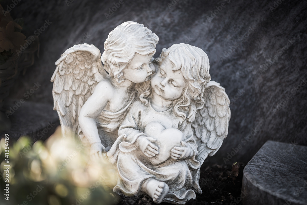 zwei Engel auf einem Grab, innig zusammen