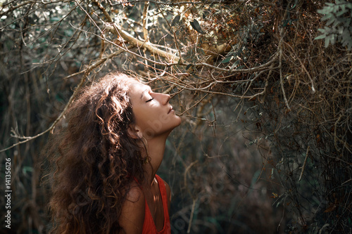 Konstfotografi sensitive portrait of beautiful young woman in forest
