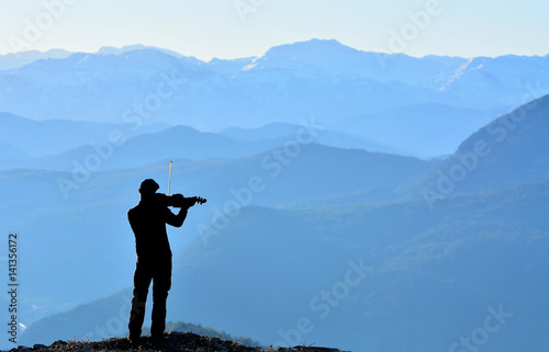 Zirvede Keman Çalan İnsan  photo