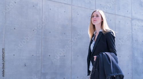 Foto young blonde business woman travel stock photo