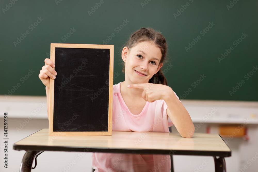 Kind in der Schule mit Tafel Kind in der Schule mit Tafel