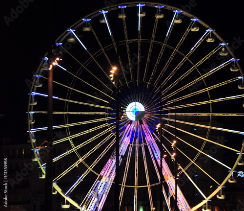 Nächtlich beleuchtetes Riesenrad am Hafen von Marseille photo