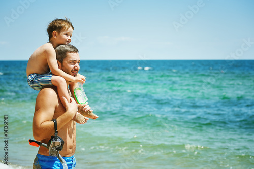 Obraz na płótnie father playing with son at sea w salonie