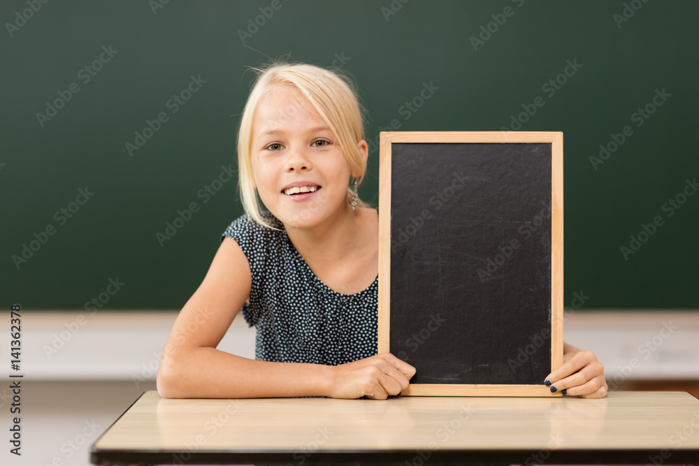 Kind in der Schule mit Tafel Kind in der Schule mit Tafel