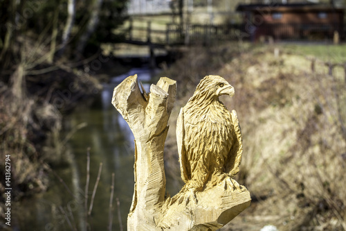 Geschnitzter Greifvogel im Tierpark von Rheinböllen