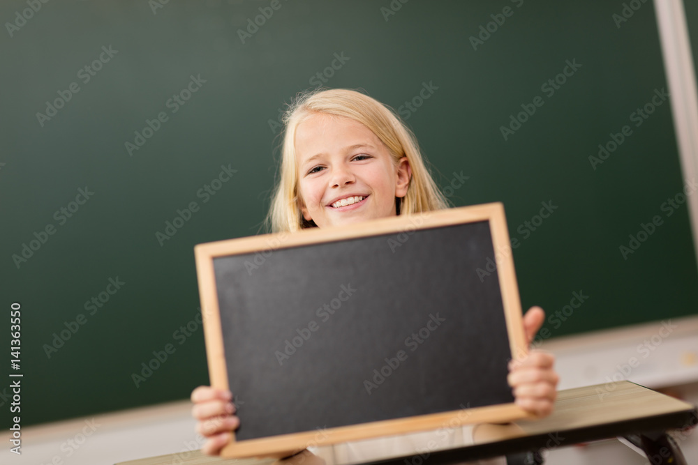 Kind in der Schule mit Tafel Kind in der Schule mit Tafel