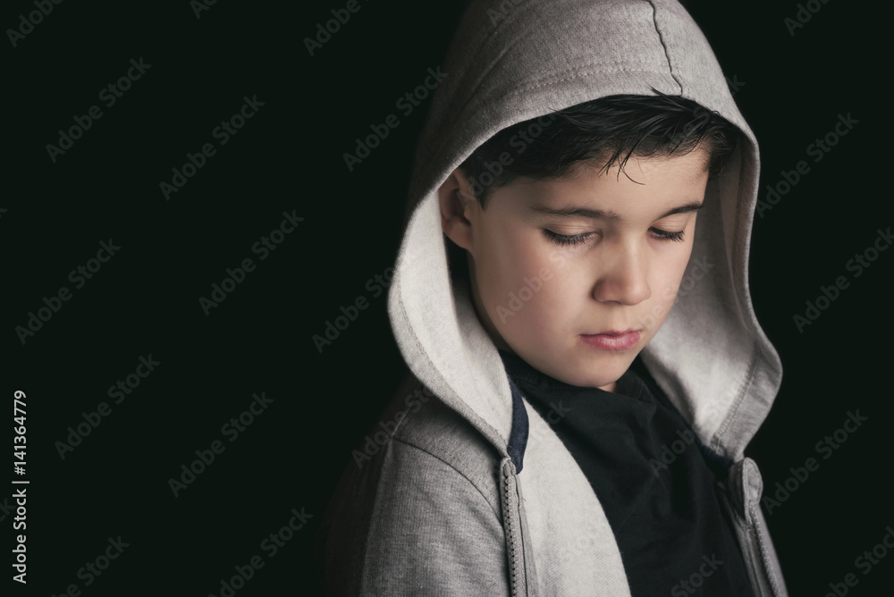 niño triste y pensativo sobre fondo negro Stock Photo | Adobe Stock