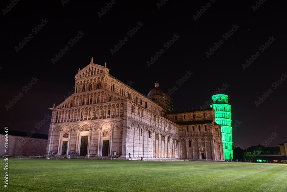 Torre di Pisa colorata di verde nel giorno di San Patrizio