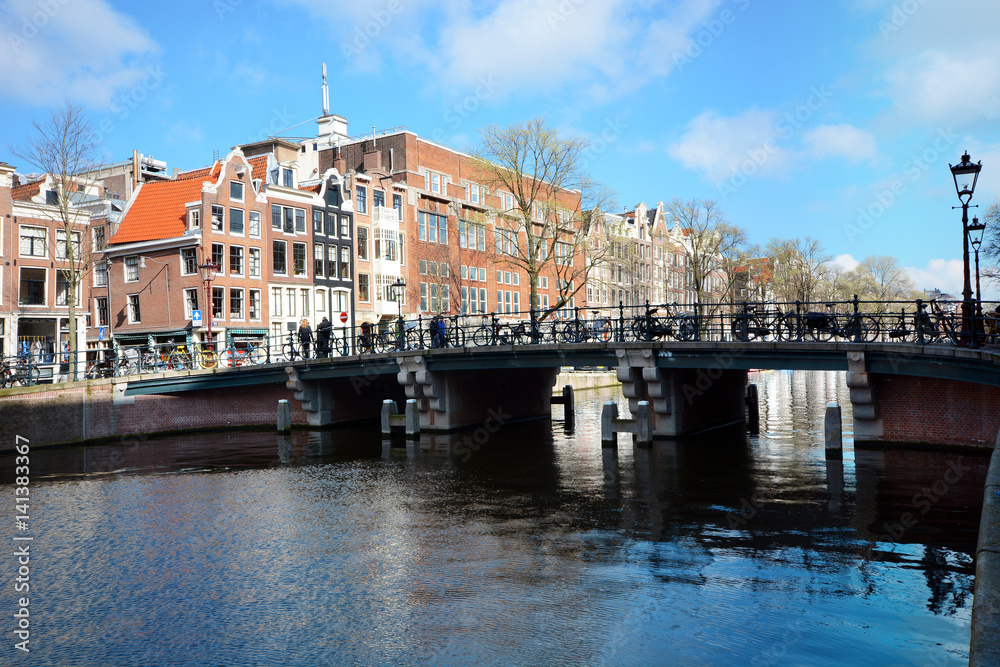 Häuser in Amsterdam vor Brücke und Gracht