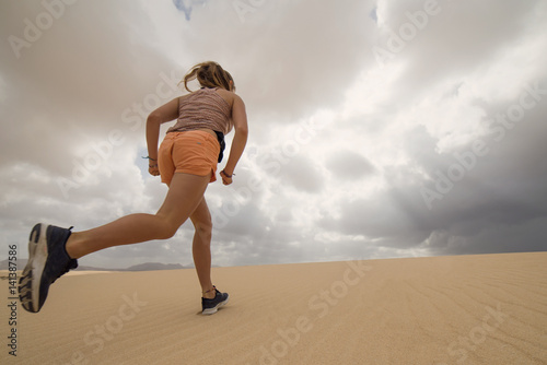 belle jeune femme courant ans le désert