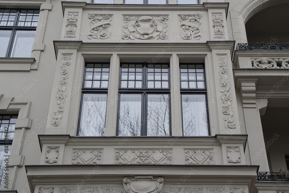 Fototapeta premium Großes Fenster in einer Altbaufassade