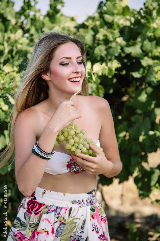 Obraz premium Young beautiful woman in tuscany vineyard