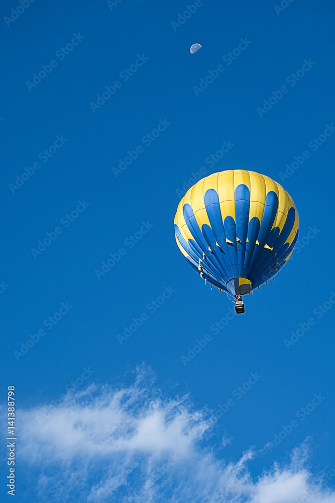 Fototapeta premium Balloon To The Moon