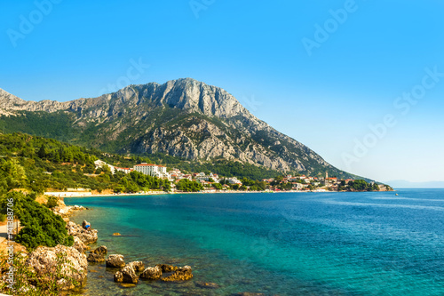 Chorwacja - Wybrzeże Adriatyku - miasteczko Gradac na tle gór.