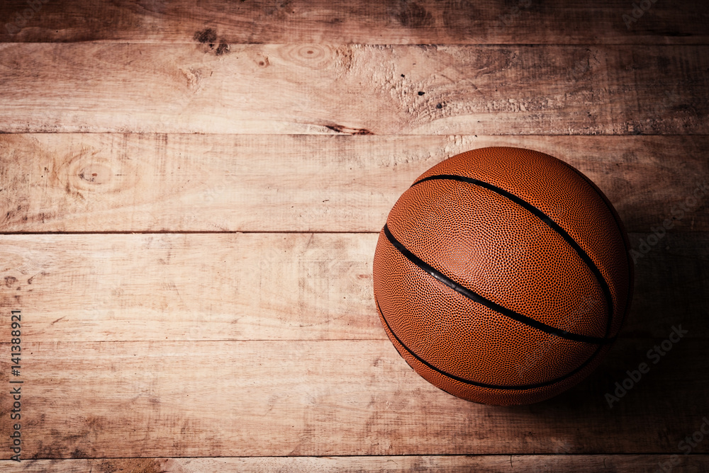 Obraz premium A basketball on a wood