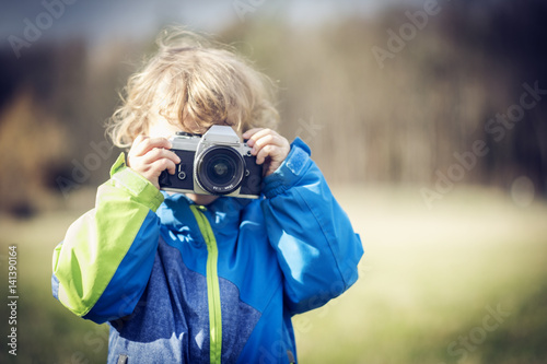 Kind fotografiert mit analoger Kamera 