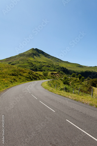 route déserte au pied d'un volcan en Auvergne