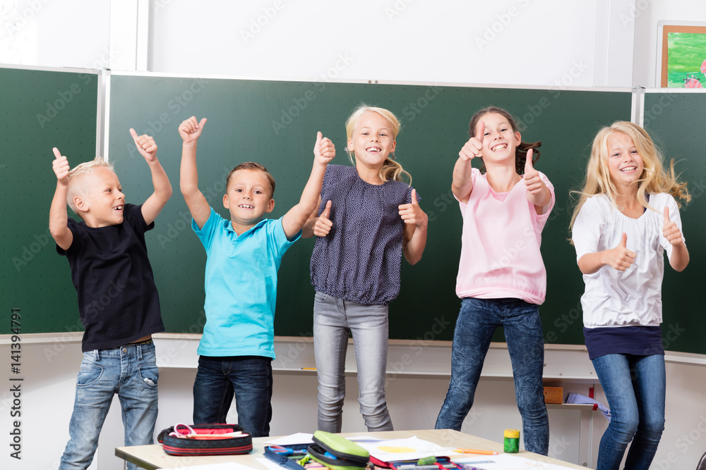 Obraz premium Gruppe fröhlicher Kinder