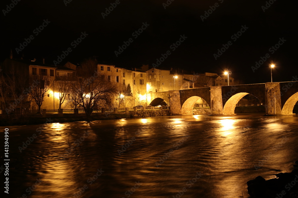 Ville de Limoux et rivière Aude de nuit , Occitanie dans le sud de la France