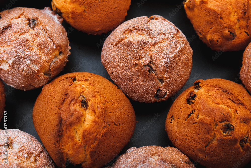 Muffins with raisins and powdered sugar