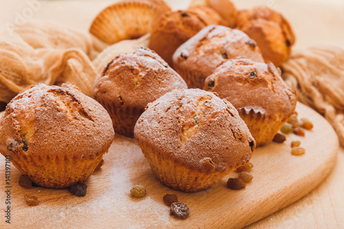 Muffins with raisins and powdered sugar