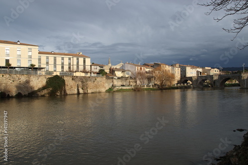 Ville de Limoux et rivi  re Aude   Occitanie dans le sud de la France