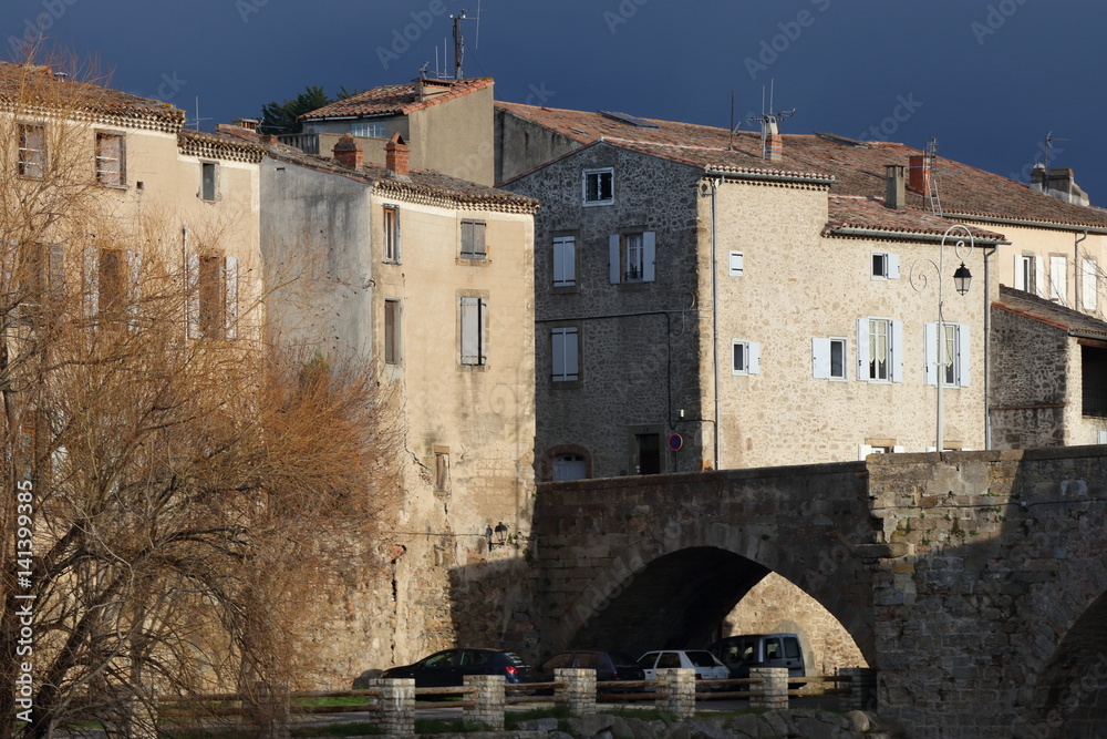 Ville de Limoux et rivière Aude , Occitanie dans le sud de la France