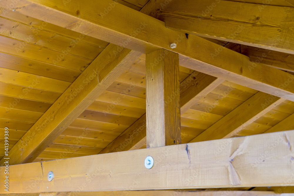 Holzdach / Holzdach aus Balken und Brettern