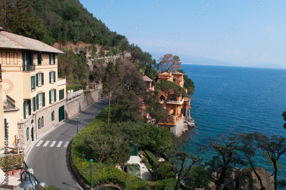 Italia, 16/03/2017: le case e il paesaggio liguri visti dal percorso pedonale sulla scogliera che porta da Paraggi a Portofino