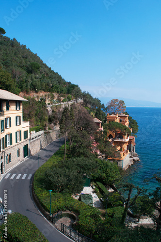 Italia, 16/03/2017: le case e il paesaggio liguri visti dal percorso pedonale sulla scogliera che porta da Paraggi a Portofino