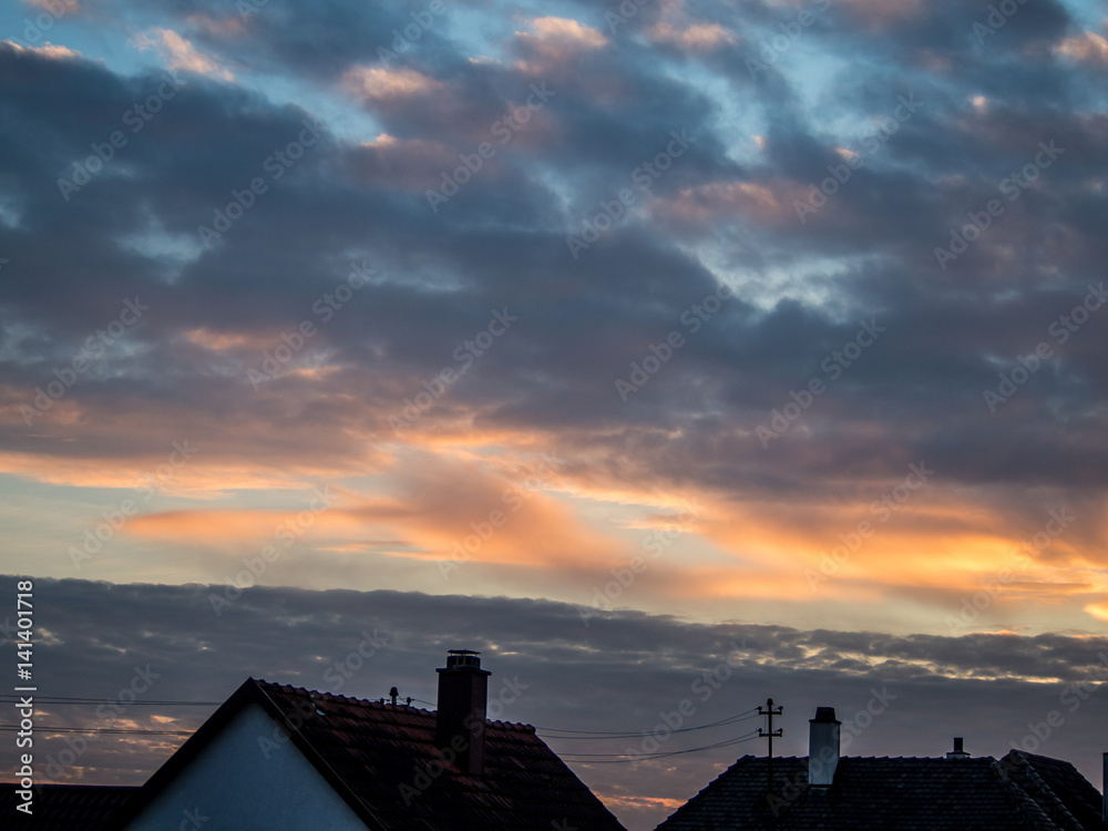 Sonnenuntergang über Dächern Sonnenuntergang über Dächern