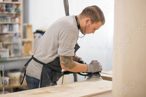 Fotografie carpenter Using Electric Sander for wood