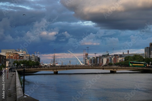 Wallpaper Mural Brücken am Fluss in Dublin, Irland Torontodigital.ca