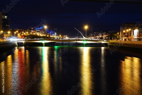 Nachts am Fluss in Dublin, Irland