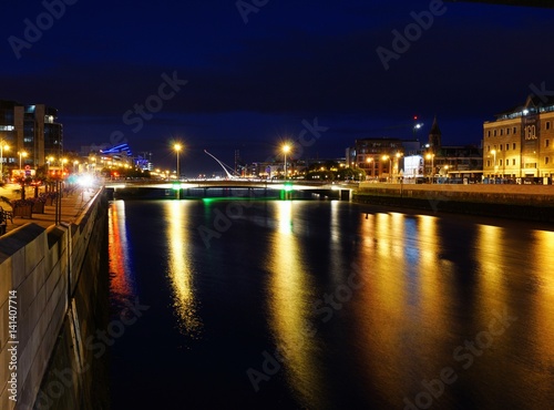 Nachts am Fluss in Dublin, Irland