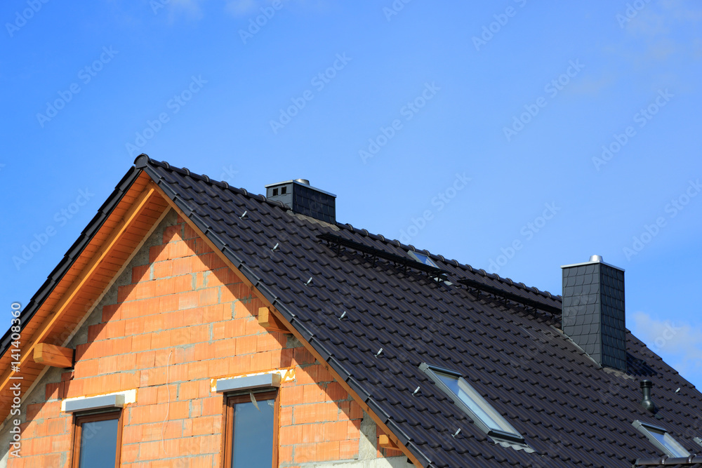 Fragment dachu i szczytu domu jednorodzinnego w budowie. - obrazy, fototapety, plakaty 