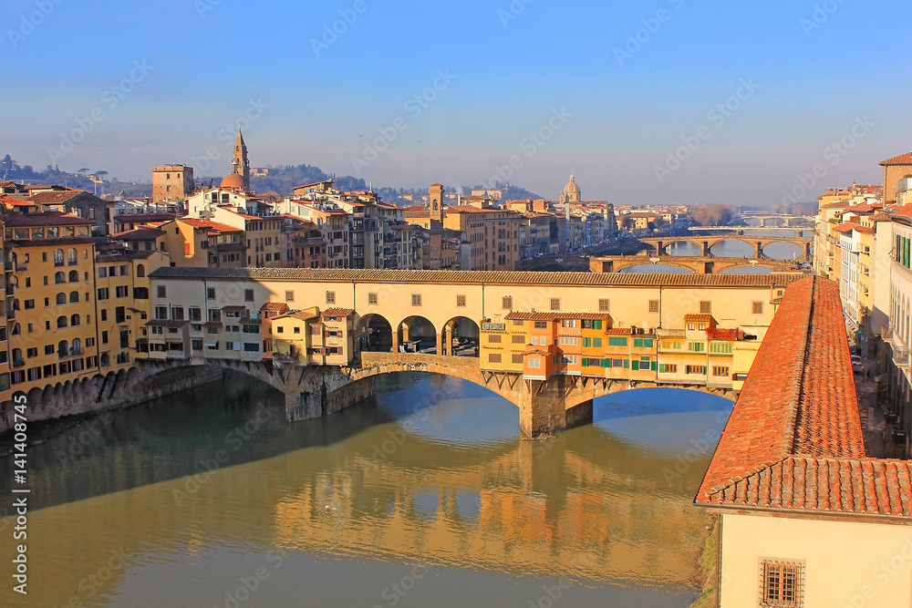 Fototapeta premium Ponte Vecchio over the Arno River and the Vasari Corridor in Florence