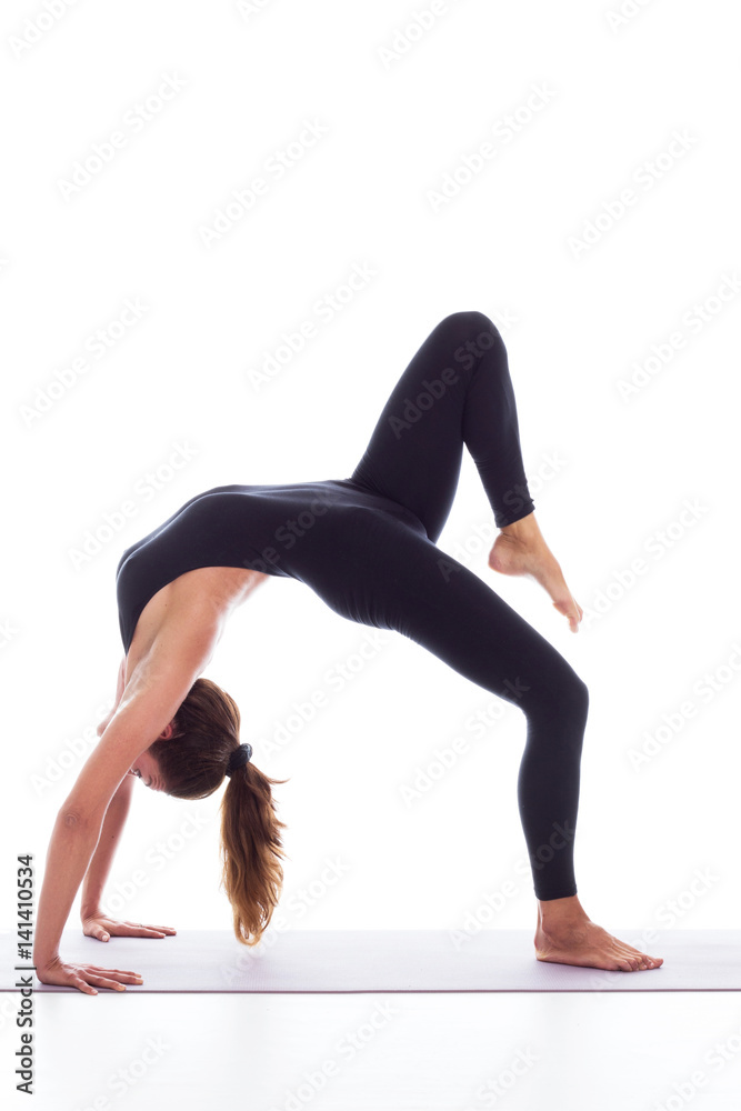 ragazza bellissima pratica yoga in studio su fondale bianco ragazza bellissima pratica yoga in studio su fondale bianco