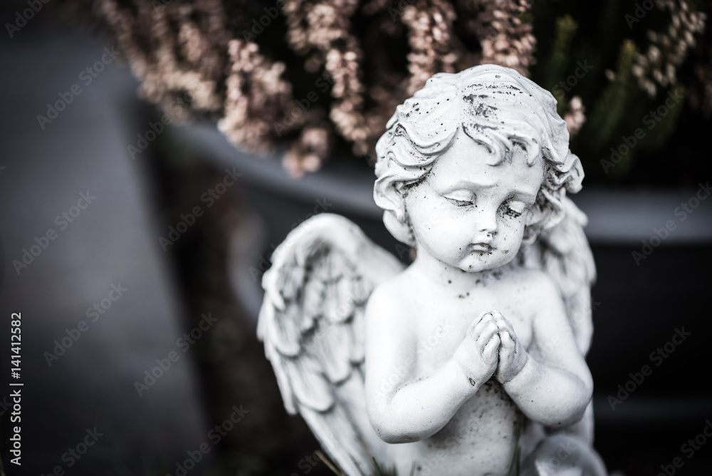 betender Engel auf einem Grab