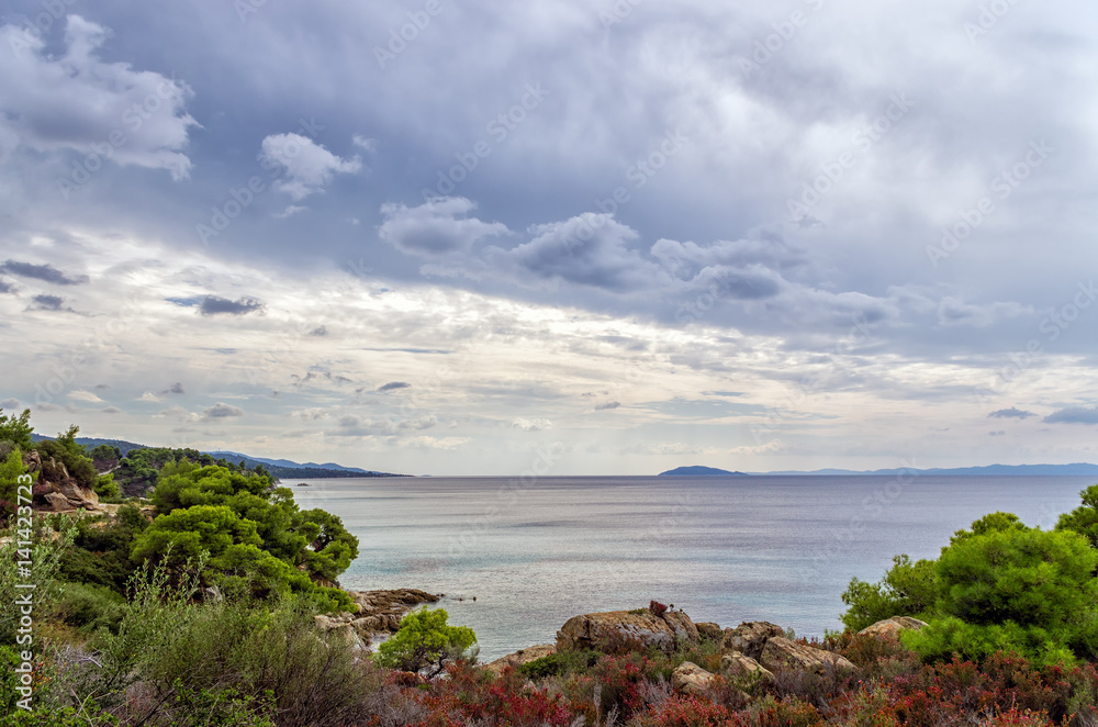 Obraz premium Gorgeous scenery by the sea under a cloudy sky in Sithonia, Chalkidiki, Greece 