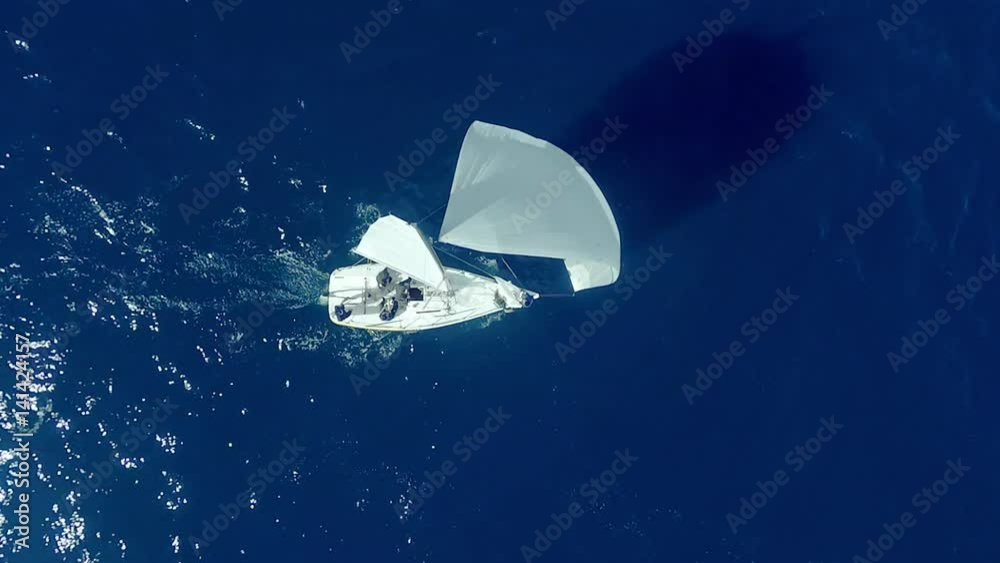 Barca a vela in navigazione vista aerea