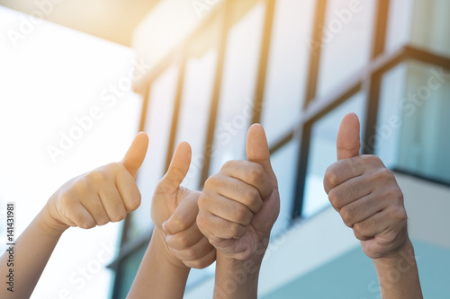Φωτογραφία Many people congratulate a winner and holding their thumbs up.