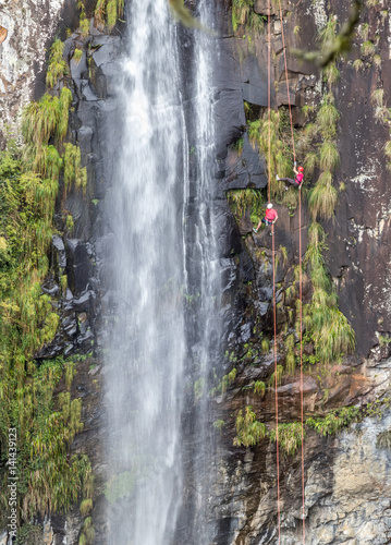 Rapel na cachoeira.