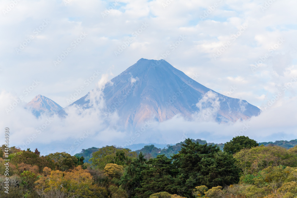 El volcán de Colima, una bonita postal. El volcán de Colima, una bonita postal.