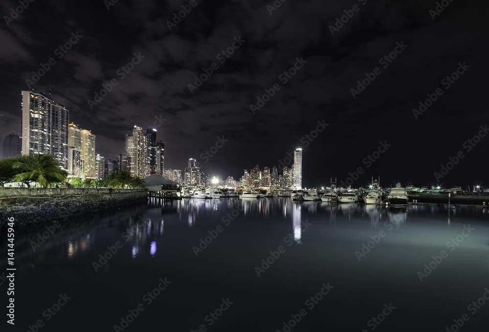 Fototapeta premium Ciudad de panama puerto sobre la costa
