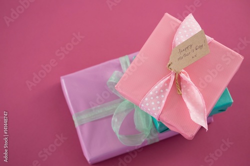 Gift boxes with happy mother day tag against pink background © WavebreakMediaMicro