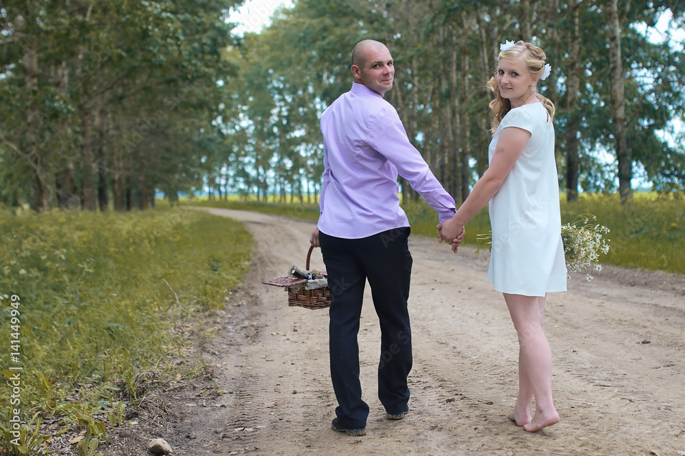 Obraz premium Just married lovers walking in a field in autumn day